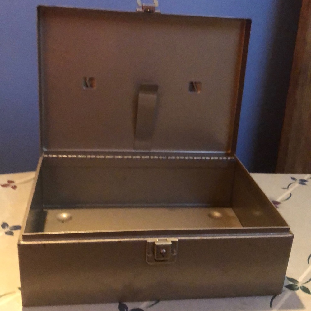 Petty Cash Box - Picture 3 of 6
